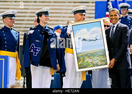 Le président Barack H. Obama reçoit un don de la part des cadres supérieurs cadets classement après avoir prononcé l'adresse de début de l'US Air Force Academy promotion du 23 mai 2012, au stade Falcon à Colorado Springs, Colorado Mike Kaplan, U.S. Air Force Banque D'Images