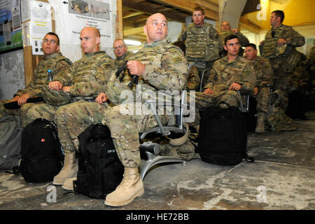 Aviateurs de la Garde nationale aérienne du Minnesota à assembler le nouveau terminal PAX à l'aérodrome de Kandahar, Afghanistan, le 10 août 2012, pour commencer à en-transformation. Le personnel est déployé depuis le Minnesota Air National Guard's 148e Escadre de chasse à l'appui de l'opération Enduring Freedom. Bull Dog F-16's, des pilotes et du personnel de soutien ont commencé leur déploiement de force expéditionnaire de l'air à la mi-août pour prendre en charge des missions de vol de l'ordre de mission aérienne et de fournir un appui aérien rapproché aux troupes sur le terrain en Afghanistan. Banque D'Images