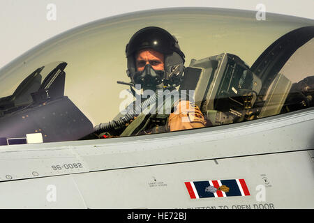 Le capitaine Grant 'Grunt' Brown, un pilote de F16 avec le Minnesota Air National Guard's 179e Escadron de chasse expéditionnaire actuellement affectés à l'aérodrome de Kandahar, Afghanistan, arrive à l'aérodrome de Kandahar, le 14 août 2012. Le personnel est déployé depuis le Minnesota Air National Guard's 148e Escadre de chasse à l'appui de l'opération Enduring Freedom. Bull Dog F-16s, des pilotes et du personnel de soutien ont commencé leur déploiement de force expéditionnaire de l'air à la mi-août pour prendre en charge des missions de vol de l'ordre de mission aérienne et de fournir un appui aérien rapproché aux troupes sur le terrain en Afghanistan. Banque D'Images