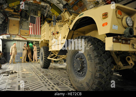 Aviateurs du 455 e Escadron expéditionnaire port aérien, Air de Bagram, en Afghanistan, et la 60e Escadre, de mobilité aérienne Travis Air Force Base, Californie, chargez le MRAP Véhicules tout-terrain sur un C-17 de la Base aérienne de McChord, Washington, le 11 août, 2014. La mobilité de l'air est un élément clé de l'opération Enduring Freedom en régression des personnes et de l'équipement tout au long de l'Afghanistan, le 31 décembre 2014, les approches. L'aérodrome de Bagram est le plus achalandé port aérien dans le département de la Défense. Le major Brandon Lingle Banque D'Images