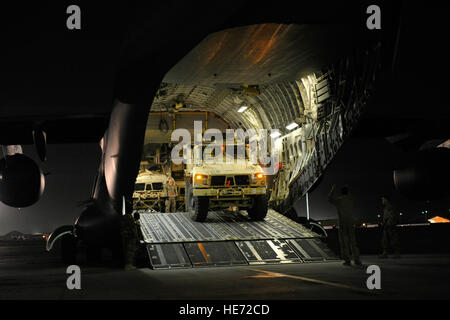 Aviateurs du 455 e Escadron expéditionnaire port aérien, Air de Bagram, en Afghanistan, et la 60e Escadre, de mobilité aérienne Travis Air Force Base, Californie, chargez le MRAP Véhicules tout-terrain sur un C-17 de la Base aérienne de McChord, Washington, le 11 août, 2014. La mobilité de l'air est un élément clé de l'opération Enduring Freedom en régression des personnes et de l'équipement tout au long de l'Afghanistan, le 31 décembre 2014, les approches. L'aérodrome de Bagram est le plus achalandé port aérien dans le département de la Défense. Le major Brandon Lingle Banque D'Images