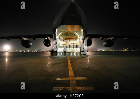 Aviateurs du 455 e Escadron expéditionnaire port aérien, Air de Bagram, en Afghanistan, et la 60e Escadre, de mobilité aérienne Travis Air Force Base, Californie, chargez le MRAP Véhicules tout-terrain sur un C-17 de la Base aérienne de McChord, Washington, le 11 août, 2014. La mobilité de l'air est un élément clé de l'opération Enduring Freedom en régression des personnes et de l'équipement tout au long de l'Afghanistan, le 31 décembre 2014, les approches. L'aérodrome de Bagram est le plus achalandé port aérien dans le département de la Défense. Le major Brandon Lingle Banque D'Images