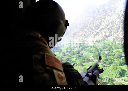 U.S. Air Force Tech. Le Sgt. Miguel Acevedo, un mécanicien affecté à l'évaluateur de la 438th Escadron de transport aérien expéditionnaire, numérise son secteur avant d'un hélicoptère Mi-17 TERRES EN Barg-i-Matal, un avant-poste dans la province de Nangarhar, dans l'Est de l'Afghanistan, pour une mission de ravitaillement, 8 juillet 2012. La mission conjointe de l'Afghan Air Force et l'US Air Force les équipages d'hélicoptères Mi-17 a été pour réapprovisionner les forces afghanes dans des endroits éloignés. Le s.. Quinton Russ Banque D'Images