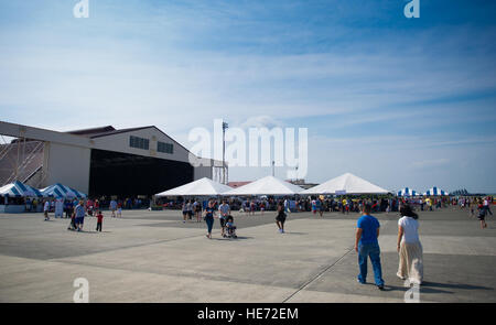 Les participants à la base aérienne de Yokota, au Japon, marchent parmi les tentes pendant l'événement Celebrate America le 4 juillet 2012, avec des jeux de carnaval, des karts, des châteaux gonflables, et un zoo pour enfants pour les familles et les membres du service. Banque D'Images