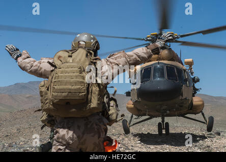 Un membre de la coalition de la commande, conseiller, aider - Air, guides un Afghan Air Force Mi-17 sur la zone d'atterrissage, le 9 avril 2015, lors d'une gamme de formation à l'extérieur de Kaboul, Afghanistan. L'AAF a démontré les capacités de la MD-530F's deux FN M3P .50 cal mitraillettes aux médias locaux et chefs militaires afghans. ( Le s.. Perry Aston Banque D'Images