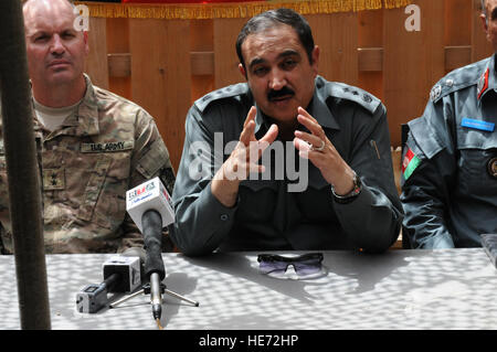 Le lieutenant général de la Police nationale afghane Maitaba Patang, commandant de la Police nationale afghane, de la formation, réponses aux questions des journalistes après la cérémonie de remise des diplômes pour la police frontalière afghane Cours de base à l'ABP de Spin Boldak Centre de formation, le 27 août, à Spin Boldak, Afghanistan. Cent trente patrouilleurs frontaliers afghans est diplômé de la classe qui était la première d'essayer le cours de huit semaines (les recrues formées pendant six semaines), et est aussi le dernier à terminer le centre de Spin Boldak. Banque D'Images