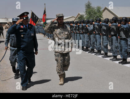 Brig afghane. Le général Nasrullah Zarifi, gauche, commandant du Centre de formation régional de Kandahar et Afghans Brig. Le général Abdul Raziq, centre, chef de la police provinciale de Kandahar, saluer un Afghan sur la garde d'Honneur avant de participer à une police uniforme afghan sous-officier et l'obtention du diplôme du cours d'alphabétisation au centre de formation dans le sud de l'Afghanistan, Jun. 7, 2012. Cent trente-huit sous-officiers patrouilleurs est devenu après avoir terminé un cours de formation de 14 semaines. Tech. Le Sgt. Renee Crisostomo Banque D'Images