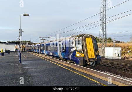 Carstairs Junction Railway Station South Lanarkshire en Écosse avec Scotrail UEM Desiro 380014 servant d'Édimbourg Ayr Banque D'Images