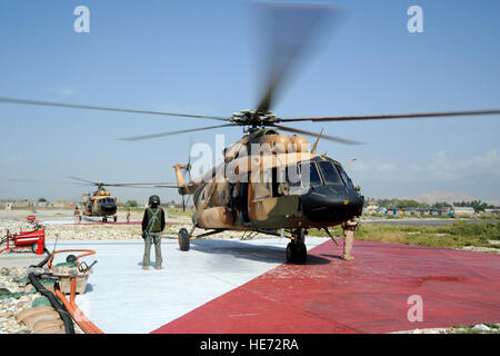 Afghan Air force deux hélicoptères Mi-17 attendre pour obtenir le carburant après avoir terminé une mission, Base d'opération avancée Fenty, l'Afghanistan, le 9 octobre 2011. Les hélicoptères effectué missions vitales à l'appui de l'Armée nationale afghane. Banque D'Images