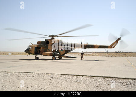 Un hélicoptère Mi-17 de l'Armée de l'air se trouve sur la piste à la base aérienne de Shindand, Shindand, Afghanistan, le 29 août 2011. L'hélicoptère se prépare pour un vol autour de la base aérienne. 838ème AEAG aviateurs s'emploient à aider les Afghans à établir leurs propres opérationnel capable d'antigivrage. Banque D'Images