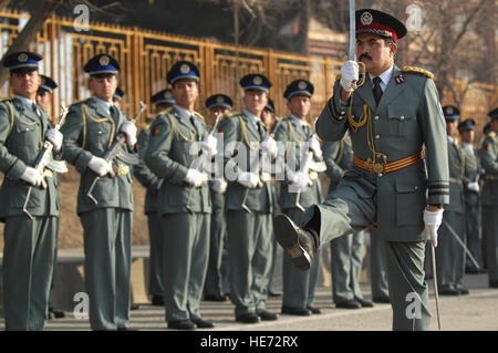 100203-F-7367Y-014 à Kaboul de la Police nationale afghane (PNA) marches commandant d'accueillir visiteurs distingués à l'obtention du diplôme de l'Académie de la Police nationale afghane (ANPA) cadets. Après avoir obtenu leur diplôme le cours de trois ans, les cadets deviennent officiers de l'ANP et obtenir un diplôme en justice pénale. L'académie forme des hommes et des femmes de plus de 34 provinces. Ybarbo Senior Airman Brian/) Banque D'Images