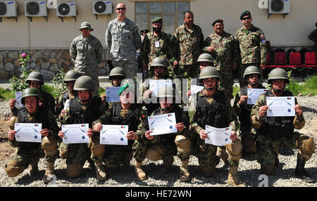 Kaboul, Afghanistan - Les membres de l'Armée nationale afghane de l'Air Corps de police militaire jusqu'leurs certificats à partir de leur première formation technique formelle avec leurs dirigeants et leurs mentors de la Force de transition de la puissance aérienne le 24 mai 2010. Le Capitaine Rob Leese/) Banque D'Images