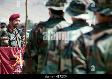 100513-F-1020B-002 Kaboul - un instructeur commando ANA parle à un groupe d'élite de commandos de l'ANA qui a obtenu son diplôme pour devenir la première des Forces spéciales afghanes au cours d'une cérémonie au camp Morehead 13 mai 2010. Les soldats des forces spéciales a terminé un cours de formation de 10 semaines, menée par des forces spéciales de l'armée américaine, ou bérets verts, en plus de leurs 12 semaines de formation de commando. Les États-Unis et les forces spéciales afghanes vont vivre et travailler dans les villages pour faciliter la communication entre les anciens du village et les chefs de district et à renforcer la stabilité à long terme. Le s.. Sarah Brown/) Banque D'Images