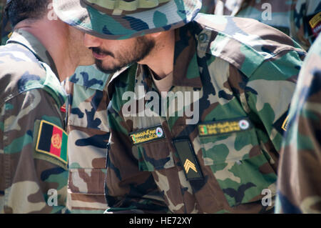 100513-F-1020B-012 Kaboul - un commando de l'Armée nationale afghane félicite l'un des instructeurs ANA de neuf soldats des Forces spéciales à une cérémonie de remise des diplômes au Camp Morehead 13 mai 2010. Un groupe d'élite de commandos de l'Armée nationale afghane a obtenu son diplôme pour devenir la première des Forces spéciales afghanes après avoir terminé un cours de formation de 10 semaines, menée par la Force spéciale de l'armée américaine. Les États-Unis et les forces spéciales afghanes vont vivre et travailler dans les villages pour faciliter la communication entre les anciens du village et les chefs de district et à renforcer la stabilité à long terme. Le s.. Sarah Brown/) Banque D'Images