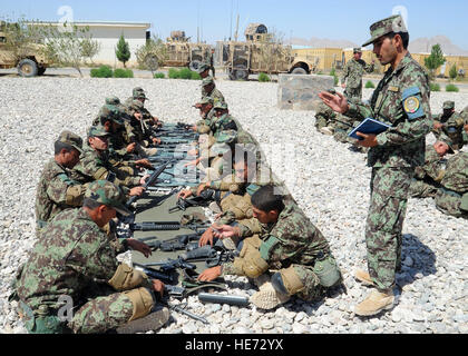 Une armée nationale afghane guerrier de base régional de formation donne des conseils aux stagiaires à l'RBWT center, Camp Zafar dans la province d'Herat, en Afghanistan, le 4 septembre 2011. Les Afghans ont pris l'initiative pour la sécurité dans la ville de Herat depuis un transfert à partir de la coalition pour le contrôle des forces de sécurité afghanes en juillet, et de continuer à renforcer leur sécurité grâce à succès, dirigée par les Afghans, l'instruction militaire. Banque D'Images