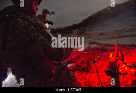 Soldats affectés à Comanche Company, 1er Bataillon (Airborne), 501e Régiment d'infanterie, d'infanterie 4e Brigade Combat Team (Airborne), 25e Division d'infanterie de l'armée américaine, l'Alaska, recueillir leurs armes et leur équipement après un peloton de tir sur l'unité d'infanterie au cours de combat Joint Base Elmendorf-Richardson, Alaska, le Mardi, Novembre 4, 2014. Les soldats de l'infanterie de base axée sur les compétences, comme le feu de circulation de l'équipe de nuit, la communication, le passage et l'incendie, une fois sur l'objectif, l'identification et l'élimination des menaces de l'ennemi avec des tirs indirects. Justin Connaher) Banque D'Images