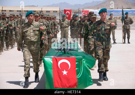 100524-F-1020B-011 de l'Armée nationale afghane Kaboul - Stagiaires de base se préparent à donner leur serment d'engagement au cours d'une cérémonie au Centre de formation de Gazi, 24 mai 2010, Kaboul. Les 400 stagiaires sont à mi-chemin dans leurs huit semaines de cours de formation de base, qui est géré par des conseillers en turc dans le cadre d'un débordement de la principale ANA Centre de formation militaire de Kaboul où 7 000 autres stagiaires passent par la formation de base. Le s.. Sarah Brown/) Banque D'Images