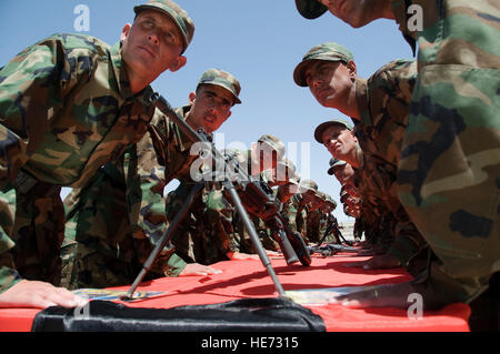 100524-F-1020B-015 de l'Armée nationale afghane Kaboul - Stagiaires de base affirment que leur serment d'engagement au cours d'une cérémonie au Centre de formation de Gazi, 24 mai 2010, Kaboul. Les 400 stagiaires sont à mi-chemin dans leurs huit semaines de cours de formation de base, qui est géré par des conseillers en turc dans le cadre d'un débordement de la principale ANA Centre de formation militaire de Kaboul où 7 000 autres stagiaires passent par la formation de base. Le s.. Sarah Brown/) Banque D'Images