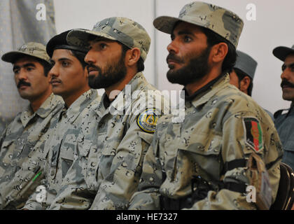 Police des frontières et de la police en uniforme afghane écouter un discours de Brig. Le général Nasrullah Zarifi, commandant du Centre de formation régional de Kandahar, au cours de leur cérémonie de remise des diplômes au Centre de formation de la police, le Camp Nathan Smith à Kandahar, le 24 janvier 2012. Vingt-trois diplômés, composé d'officiers, sergents et artificiers, terminé les quatre semaines de la police et des compétences avancées tactiques bien sûr. Banque D'Images