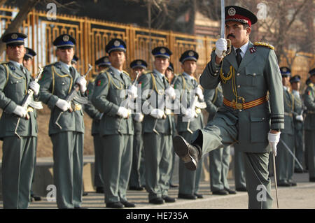 Le commandant de la police nationale afghane pour accueillir visiteurs distingués des marches à l'obtention du diplôme de l'Académie de Police nationale afghane cadets. Après avoir obtenu leur diplôme le cours de trois ans, les cadets deviennent officiers de l'ANP et obtenir un diplôme en justice pénale. L'académie forme des hommes et des femmes de plus de 34 provinces. Ybarbo Senior Airman Brian/) Banque D'Images