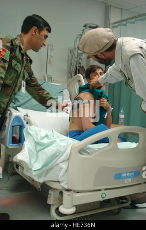 070620-F-2824D-002 - Salih Mohammad, un sénateur de la province de Kunar, parle avec un Joint-Theater Craig en unité de soins intensifs de l'hôpital, patient blessé lors d'une attaque par des insurgés, à propos de ses blessures et des soins médicaux qu'il a été reçu à l'hôpital théâtre de Bagram Airfield, Afghanistan. Mohammad est venu par l'hôpital le 18 juin pour visiter les patients afghans locaux et d'évaluer les soins médicaux offerts à eux. Banque D'Images