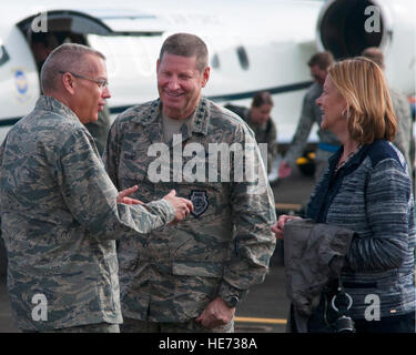 Le général Jack Weinstein, 20e armée de l'air et commandant de la Force opérationnelle 214, accueille le général commandant AFGSC Robin Rand et son épouse Kim après leur arrivée à Cheyenne, Wyo., du 22 septembre 2015. Le général Rand et son épouse ont visité F.E. Warren Air Force Base dans le cadre d'une immersion pour rencontrer les aviateurs qui ont effectuer la mission d'ICBM. Airman Senior Jason Wiese) Banque D'Images