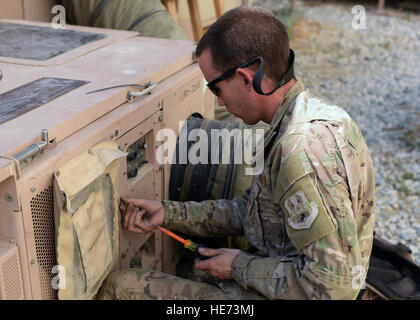 Un technicien HVAC de l'US Air Force du 455th Expeditionary civil Engineer Squadron répare une unité de climatisation à Bagram Air Field, en Afghanistan, dans le cadre du projet des années 1000 of Hands. Le technicien assure un refroidissement adéquat du matériel de mission, y compris les ordinateurs et les serveurs, afin de maintenir la disponibilité opérationnelle. Banque D'Images