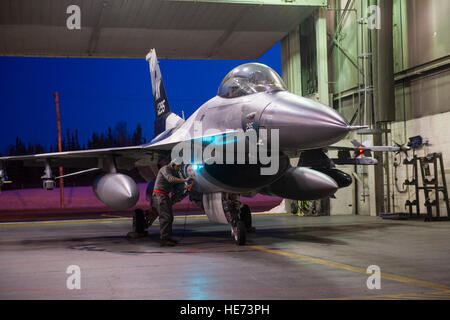 Les cadres supérieurs de l'US Air Force Airman Nathaniel Moore, chef d'équipe affectée au 354e Escadron de maintenance, prépare un F-16 Fighting Falcon sur Eielson Air Force Base, Alaska, le 17 janvier 2015, pour le voyage à Joint Base Harbor-Hickam Pearl, Mississippi, et Andersen Air Force Base, Guam. Plus de 150 responsables tiendra le 18e escadron agresseur dans l'air pendant la sentinelle ALOHA ET FAIRE FACE AU NORD, qui sont destinées à préparer les aviateurs américains, marins et marines ainsi que les partenaires de la coalition dans le théâtre des opérations du Pacifique d'opérations d'urgence en cas de besoin. S DU PERSONNEL Banque D'Images