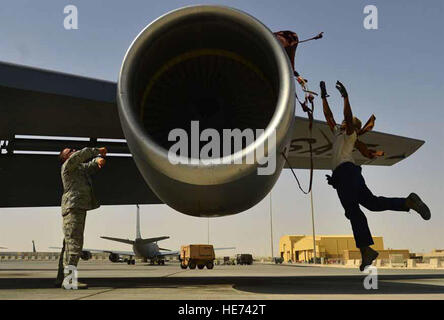 Le conseiller-maître Sgt. Ernie Goethe aide la haute Airman Darius Gamble pour couvrir le moteur de l'avion pendant l'entretien après-vol, le 5 août 2014, à Al Udeid Air Base, au Qatar. Au cours des inspections après le vol, la maintenance inspecter l'avion de haut en bas, les pièces de réparation que les équipages ont alerté et à documenter les progrès pour la prochaine maj de maintenance. Goethe est la 340e unité de maintenance d'aéronefs expéditionnaire hauts et Gamble est un KC-135 Stratotanker chef d'équipage. Le s.. Vernon Young Jr.) Banque D'Images