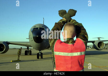 L'opération ENDURING FREEDOM (AFIE) -- hauts Airman Dan maréchaux Westman dans un KC-135R Stratotanker aéronef sur la piste à un emplacement d'exploitation à l'appui de l'opération Enduring Freedom. Air Force pétroliers, tels que le KC-135, ont effectué plus de 2 500 missions de ravitaillement en vol pour l'air et la marine des avions participant à l'OEF. Le s.. P.J. Farlin) Banque D'Images