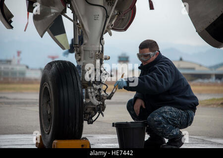Le personnel du Fleet Logistics Supply Squadron VRC-30 Det. 5 effectue la maintenance et le lavage des avions sur un C-2 Greyhound à la Naval Air Facility Atsugi, Japon, assurant ainsi la disponibilité opérationnelle. Banque D'Images