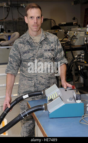 Oregon Air National Guard Master Sgt. Michael Chandler, 142e Escadre de chasse de l'avionique d'entretien d'aéronefs technicien atelier principal, affiche le testeur de câble AW il a conçu récemment qui a été soumis à l'US Air Force, "Chaque dollar compte.' campagne et a reçu 5 000 $, la base de la Garde nationale aérienne de Portland, Ore., 21 mars, 2014. Tech. Le Sgt. Jean Hughel 142nd Fighter Wing, Affaires publiques Banque D'Images