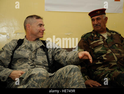 Le sergent-chef de l'US Air Force. Shawn McMillian, senior advisor enrôlés pour l'Armée de Coalition Advisory Training Team, discute avec le sergent de l'armée iraquienne. Le Hannoon Saskbor al Arian Taai, Taji commande Emplacement Sgt. Le Major, à la base militaire de Taji, l'Iraq le 23 novembre. McMillian, South Point, Ohio, est le conseiller de s'Hannoon. Banque D'Images