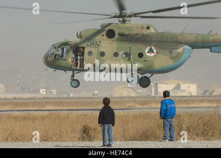 Kaboul, Afghanistan -- Deux jeunes Afghans regarder comme une armée nationale afghane Air Corps Mi-17 décolle ici. L'ANAAC est encadrée par le 438th Air Expeditionary Wing. Les pilotes d'hélicoptère de l'US Air Force voler régulièrement avec l'équipage, de pilotes instructeurs afghans sur l'avion. fait soviétique Le sergent-chef. Keith Brown) Banque D'Images