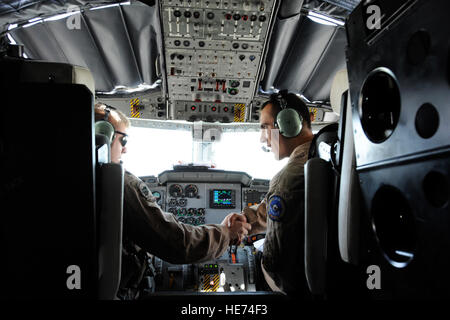 Le Lieutenant-colonel de l'US Air Force James Piel, gauche, 538ème escadron expéditionnaire de la Comité consultatif commandant et C-27 Spartan-pilote mentor et le 1er lieutenant Faiz M. Ramaki, une armée nationale afghane air corps C-27 pilote, une poignée de main après un atterrissage réussi au cours de la première mission opérationnelle d'un C-27, le 24 mars 2010, à l'aérodrome de Kandahar, Afghanistan. Après la sortie de l'avion, l'équipage a terminé la journée avec des poignées de mains et sourires. 'Cette mission apporte une capacité sans précédent à l'Afghanistan, a dit Piel, originaire de Saint Louis, Mo. Banque D'Images