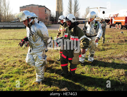 Le personnel du 376e escadre expéditionnaire aérienne et l'aéroport international de Manas ont participé à un exercice d'intervention en cas d'accident majeur au centre de transit de Manas, au Kirghizistan, le 25 mars 2010. Les participants comprenaient des membres de la MIA pompiers et plusieurs agences dans toute l'aile, y compris le service d'incendie, groupe médical, les forces de sécurité, poste de commandement, de l'entretien des aéronefs, des affaires publiques, juridiques, de sécurité, les affaires mortuaires, aumônier, les carburants, les transports, les marchés, les finances, le contrôle de la circulation aérienne et le génie civil. Airman Senior Nichelle Anderson/libérés) Banque D'Images