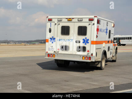 Un 51e Groupe médical ambulance quitte la ligne de vol après avoir décroché deux victimes simulées à partir d'un hélicoptère d'évacuation médicale Black Hawk à partir du 3e Bataillon de soutien général à l'aviation de l'armée américaine Garrison Humphreys, République de Corée, au cours d'une évacuation sanitaire et de poussière dans le cadre du scénario de l'exercice de l'état de préparation opérationnelle Beverly minuit 14-02 à Osan Air Base, République de Corée, le 12 février 2014. Minerais sont une occasion unique pour le personnel médical de participer à la formation conjointe avec d'autres branches de l'armée, imitant les opérations dans un monde réel de l'engagement. Navigant de première classe Ashley J. Thum) Banque D'Images