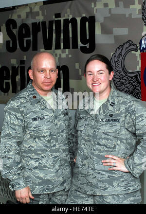 Le major Tobin Griffeth et Capt Katie Illingworth, contrat et l'exercice des avocats avec Combined Joint Task Force 82's Bureau du Juge-avocat personnel tenir ensemble en face d'une bannière de la 82e division aéroportée. La bannière se lit comme suit : "Merci pour le service. Séjour tout-Américain." Le major Griffeth et le capitaine Illingworth a créé un jeu qui permettrait de recueillir l'énergie de support du ventilateur pour l'Université du Texas et l'Oklahoma est chauffée la rivalité. Dons de vêtements, chaussures et fournitures scolaires sont envoyés dans le duo où l'aide de la distribuer à l'échelle du pays pour des patrouilles au sol pour aider le peuple afghan. "Cette guerre sera un p Banque D'Images