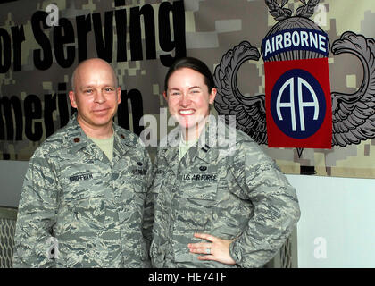 Le major Tobin Griffeth et Capt Katie Illingworth, contrat et l'exercice des avocats avec Combined Joint Task Force 82's Bureau du Juge-avocat personnel tenir ensemble en face d'une bannière de la 82e division aéroportée. La bannière se lit comme suit : "Merci pour le service. Séjour tout-Américain." Le major Griffeth et capitaine Illingworth a créé un jeu qui permettrait de recueillir l'énergie de support du ventilateur pour l'Université du Texas et l'Oklahoma est chauffée la rivalité. Dons de vêtements, chaussures et fournitures scolaires sont envoyés dans le duo où l'aide de la distribuer à l'échelle du pays pour des patrouilles au sol pour aider le peuple afghan. "Cette guerre sera un Banque D'Images