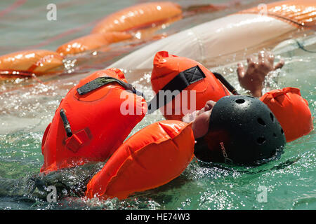 U.S. Air Force Tech. Le Sgt. Viilanueva Aaron Vierra, 204e Escadron de transport C-17 Globemaster, arrimeur navigue son chemin sous un parachute lors d'une survie, évasion, résistance et fuite (SERF) cours de survie en eau le 6 octobre 2014, à Joint Base Harbor-Hickam Pearl, Washington. La survie en eau SERE un cours de perfectionnement des membres de l'équipage de se familiariser avec l'équipement et des tactiques de l'évacuation sous l'eau. SERE est un programme qui offre une formation pour échapper à la capture, les compétences de survie, et le code de conduite militaire. Le s.. Christopher Hubenthal) Banque D'Images