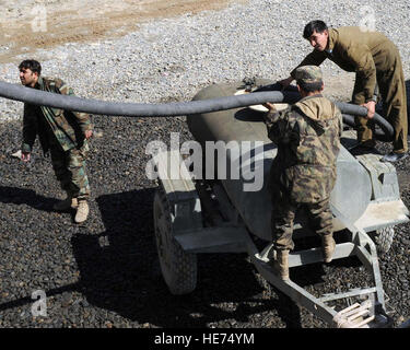 Les soldats de l'armée nationale afghane de carburant pompe à la classe 3 depot en Afghanistan. L'entrepôt distribue de l'essence, du carburant diesel et le bois d'ANA et de la police nationale afghane dans tout le pays. Les ANA sont encadrés par des aviateurs. Le s.. Ian Transporteur) Banque D'Images