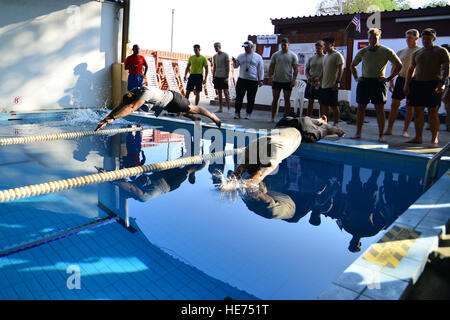 Les aviateurs américains avec la 449e groupe expéditionnaire de la commencer un Pearl Harbor memorial 'Monster Mash' au Camp Lemonnier, Djibouti, le 7 décembre 2013. L'événement comprenait une variété de tests physiques et mentaux qui ont aidé à construire la camaraderie et le souvenir de ceux qui ont perdu la vie au cours de l'attaque sur Pearl Harbor. Les aviateurs du 449e AEG fournir des services de recherche et de sauvetage dans l'ensemble de la Combined Joint Task Force-Horn of Africa zone de responsabilité. Tech. Le Sgt. Tchad Thompson) Banque D'Images