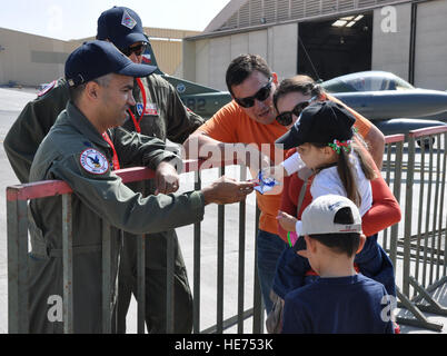 Le lieutenant-colonel Raul Rosales, commandant de détachement de la Garde nationale aérienne du Texas's 149th Fighter Wing at Joint Base San Antonio, les mains d'un patch à l'unité d'un enfant chilien pendant une journée portes ouvertes lors de l'exercice Salitre 2014 Le 11 octobre à Cerro Moreno Air Base, le Chili. Plus de 80 aviateurs de la Texas et l'Ohio Air National Guard sont en partie de l'exercice dirigé par le Chili qui dispose également d'air forces du Brésil, l'Argentine et l'Uruguay. Capt Bryan Bouchard Banque D'Images