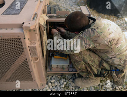 Un technicien HVAC de l'US Air Force du 455th Expeditionary civil Engineer Squadron répare des unités de climatisation à Bagram Air Field, en Afghanistan, entretenant l'équipement de mission et le contrôle environnemental pour la préparation opérationnelle. Banque D'Images