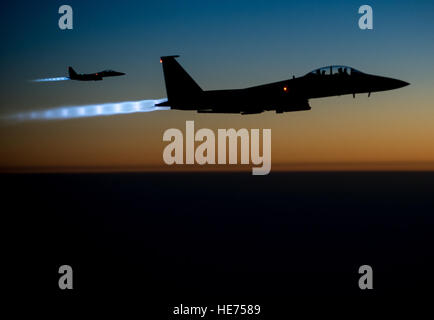 Une paire de U.S. Air Force F-15E Strike Eagles survolent le nord de l'Irak au début de la matinée du 23 septembre 2014, à la suite des frappes en Syrie. Ces avions faisaient partie d'une grande grève de la coalition qui a été le premier à frapper des cibles ISIL en Syrie. Airman Senior Matthieu Bruch Banque D'Images