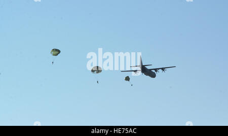 Comme un MC-130J Commando II à partir de la 67e Escadron d'opérations spéciales passe au-dessus de la zone de dépôt de l'eau, l'air de la 321e commandos Special Tactics Squadron, RAF Mildenhall, et le 56e Escadron de sauvetage, RAF Lakenheath, chute dans l'eau au large de la côte d'Ipswich, Angleterre, Novembre 4, 2014. Les commandos de l'air a effectué les procédures d'opérations amphibies pendant un exercice d'entraînement de l'eau. Navigant de première classe Dillon Johnston Banque D'Images