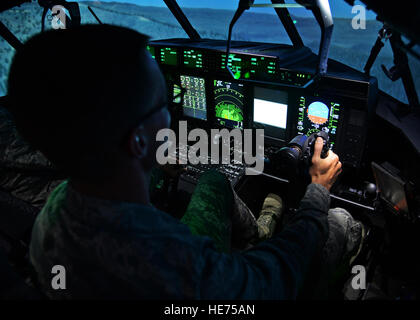 U.S. Air Force d'un membre de la 1re classe Nathanael Meyr, 27e Escadre d'opérations spéciales des services exécutifs, est assis dans le cockpit d'un MC-130 J Commando II Flight simulator lors d'une tournée le 21 avril 2015, at Cannon Air Force Base, N.M. Après avoir reçu l'instruction d'instructeurs de vol, Meyr, ainsi que d'autres 27e Escadre d'opérations spéciales de l'Office des aviateurs, a eu l'occasion de prendre le contrôle de l'avion et simuler un plan de vol. Puce Navigant de première classe de mou) Banque D'Images