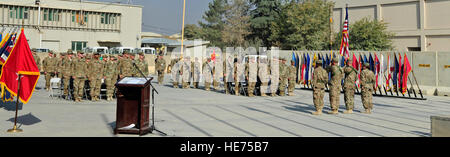 L'AÉRODROME DE BAGRAM, EN AFGHANISTAN (nov. 2, 2016) - La cérémonie de transfert d'autorité du 2e Bataillon du 44e Régiment d'artillerie de défense aérienne de la 5e Bataillon, 5e Régiment d'artillerie de défense aérienne. L'unité de défense aérienne fournit des fusées contre, l'artillerie, et la protection de l'aérodrome de mortier. 2/44 ADA rentrera à Fort Campbell, Ky., 5/5 ADA récemment arrivé du Joint Base Lewis-McChord, dans l'état de Bob Harrison, les forces américaines en Afghanistan Affaires publiques. Banque D'Images