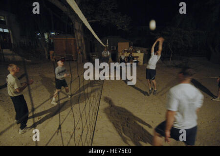 U.S. Air Force, les membres de l'armée et de l'Équipe de reconstruction provinciale de Nangarhar jouent un jeu de volley-ball en fin de soirée ensemble sur leur base d'opérations avancée de Jalalabad, 9 novembre 2007. L'EPR est de Nangarhar une équipe conjointe d'aviateurs, soldats, et des représentants du Département américain d'État, l'Agence américaine pour le développement international et le ministère de l'Agriculture des États-Unis. L'équipe est responsable d'aider le gouvernement de la République islamique d'Afghanistan d'améliorer la sécurité, la gouvernance et la promotion de la reconstruction dans la province de Nangarhar. L'équipe évalue les besoins de la communauté et crée ensuite sch Banque D'Images