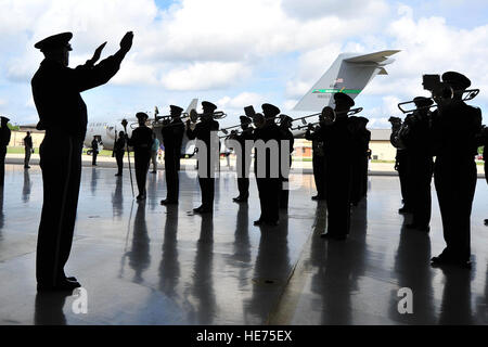 L'United States Air Force Colonel Commandant Bande Larry Lang effectue la cérémonie d'Airain au cours d'une cérémonie de transfert digne, le 14 septembre, à Joint Base Andrews (Md), la cérémonie a honoré les membres du Service extérieur américain tué le 11 septembre 2012, à l'ambassade des États-Unis à Benghazi, en Libye. Le président Barack Obama et de la secrétaire d'État américaine Hillary Rodham Clinton a rendu hommage aux quatre patriotes américains au cours de la cérémonie avec des commentaires sur leurs origines militaires et diplomatiques et des contributions à la diplomatie internationale. Banque D'Images